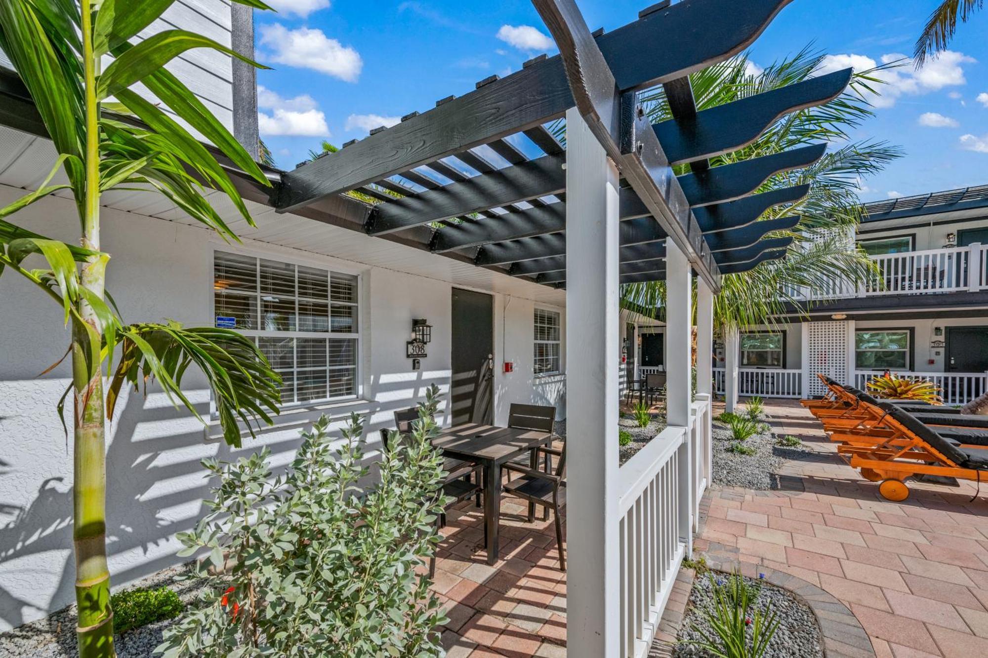 Tropic Isle At Anna Maria Island Inn Bradenton Beach Exterior photo