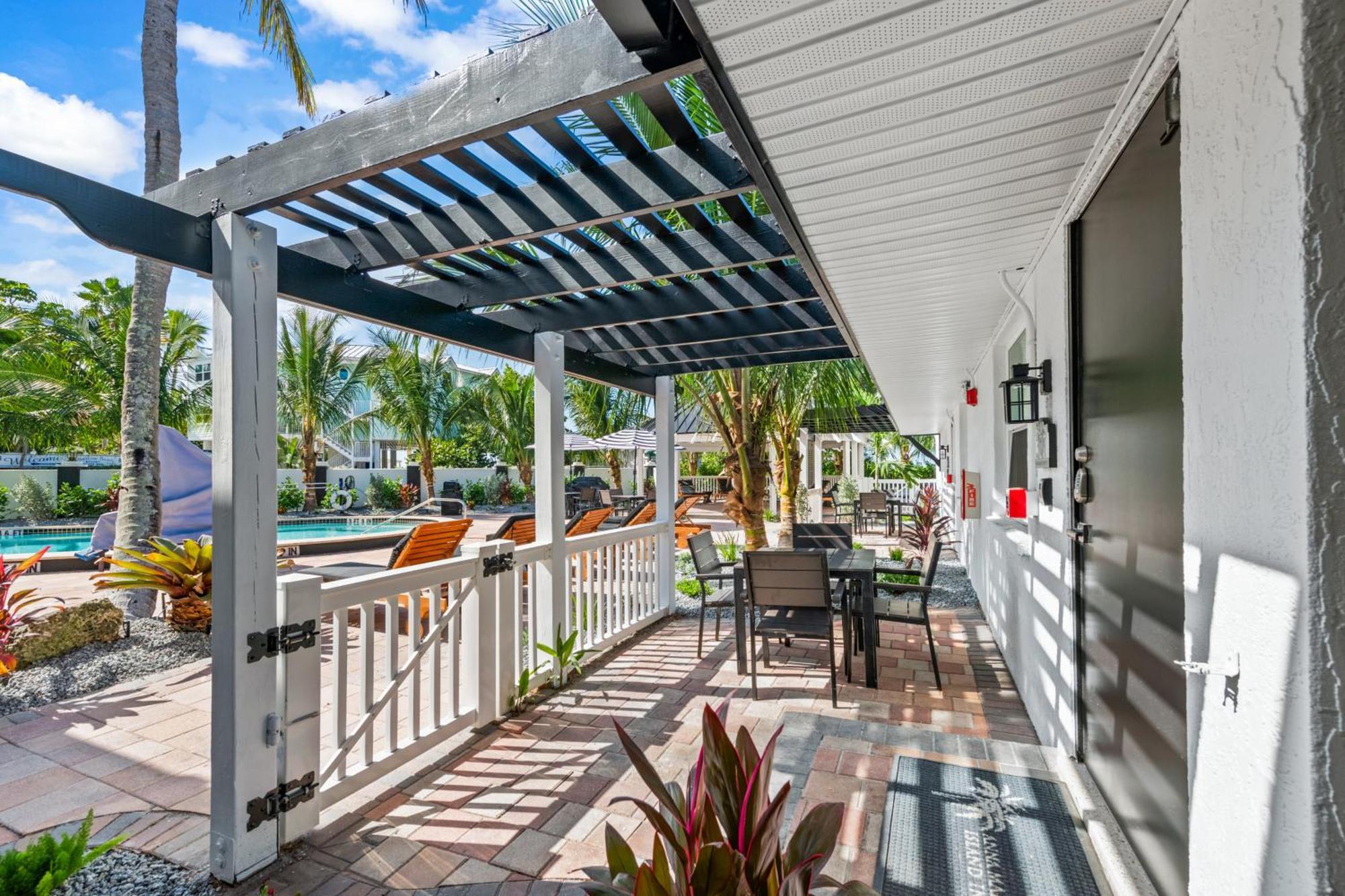 Tropic Isle At Anna Maria Island Inn Bradenton Beach Exterior photo